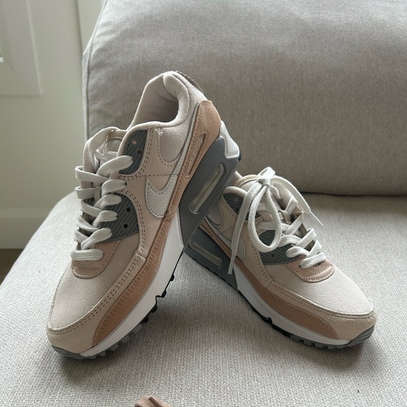 Nike Air Max Women’s Size 8.5 Shoes - Picture 1 of 9